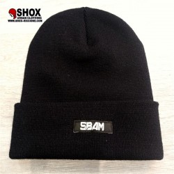 Beanie Rolling Black Sbam, patch nera stampata e logo dietro sbam clothing.