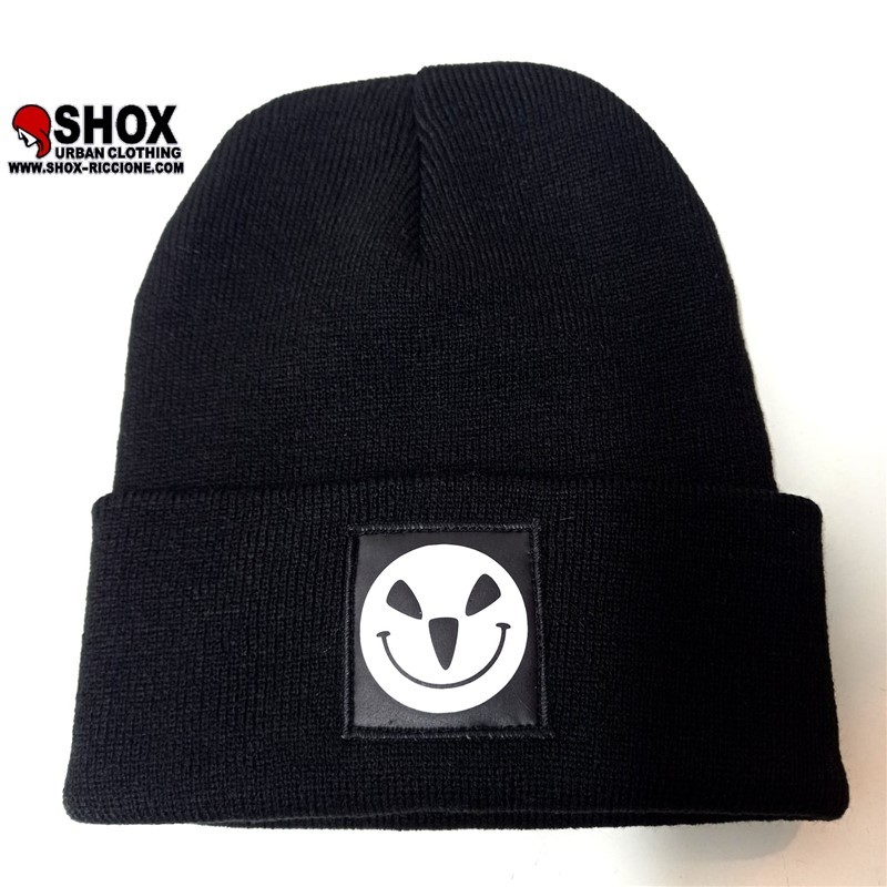 Beanie Smile Snow Black/white Sbam, patch nera stampata e logo dietro sbam clothing.