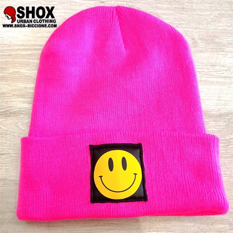 Beanie Smile Neon Pink Sbam, patch nera ecopelle stampata + dietro etichetta sbam clothing, lavaggio 30°