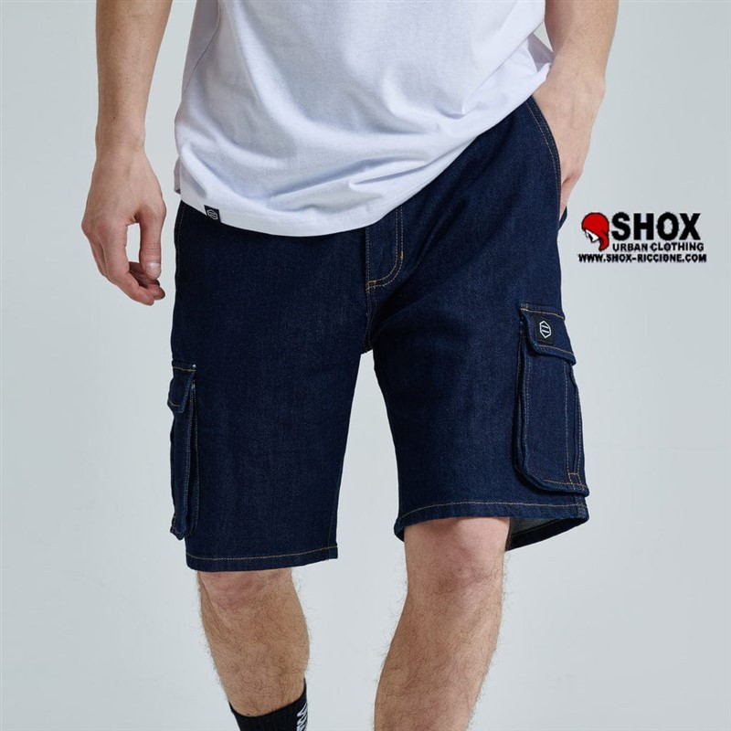 Denim Cargo Short, tasconi cargo laterali con bottoni + patch + tasca dietro con stampa